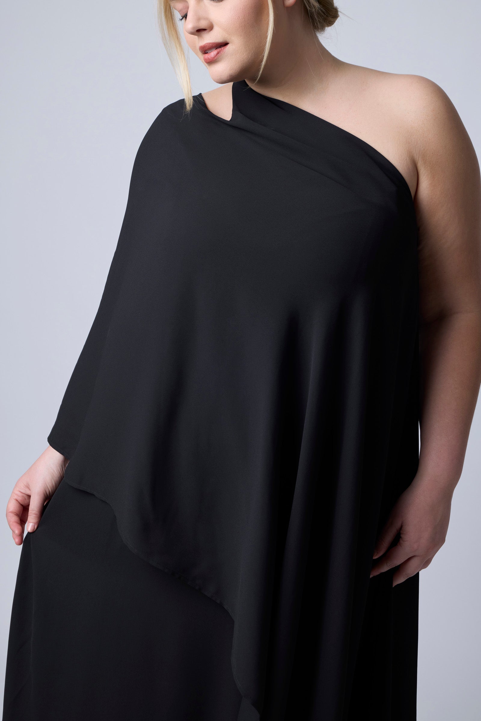 Black | Marilyn One Shoulder Gown | detail